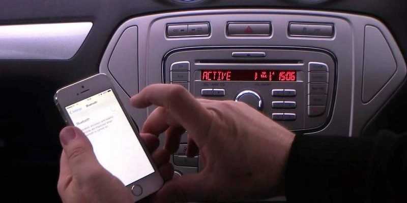 Как подключить музыку в машине через айфон
