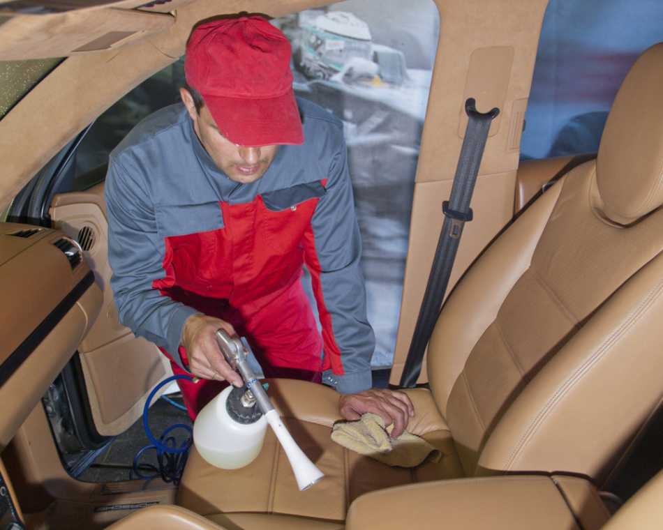 Чистка сидений автомобиля ванишем: как быстро и эффективно почистить обивку в машине своими руками и не оставить разводы?