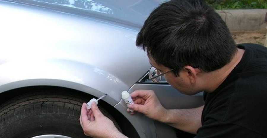 Как подкрасить сколы и царапины на кузове автомобиля Правильные способы закраски царапин на автомобиле своими руками Покрытие транспортного средства