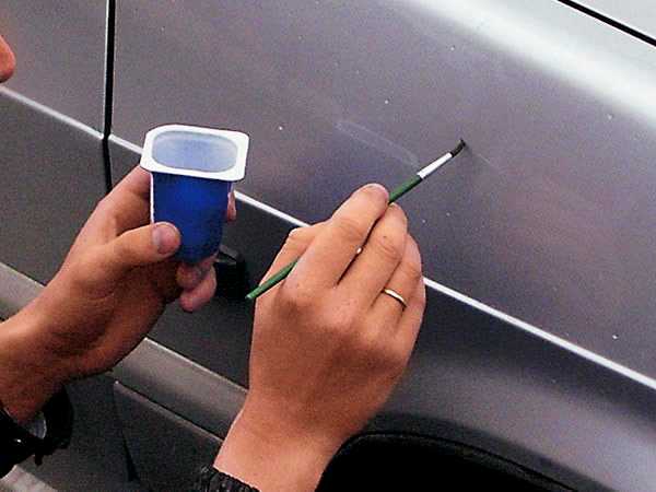Устранение царапин на кузове автомобиля своими руками: применяем кисти, карандаши и полироли для закрашивания мелких дефектов