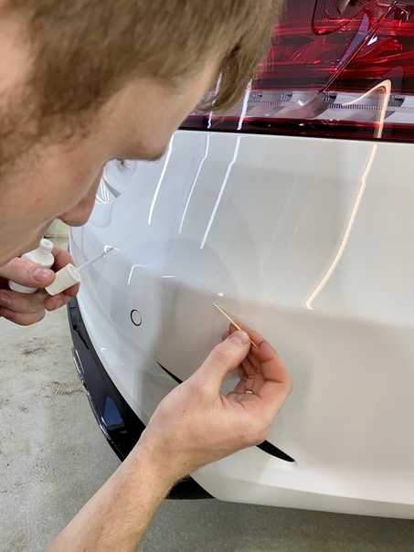 Как правильно подкрасить сколы на авто своими руками: инструкция