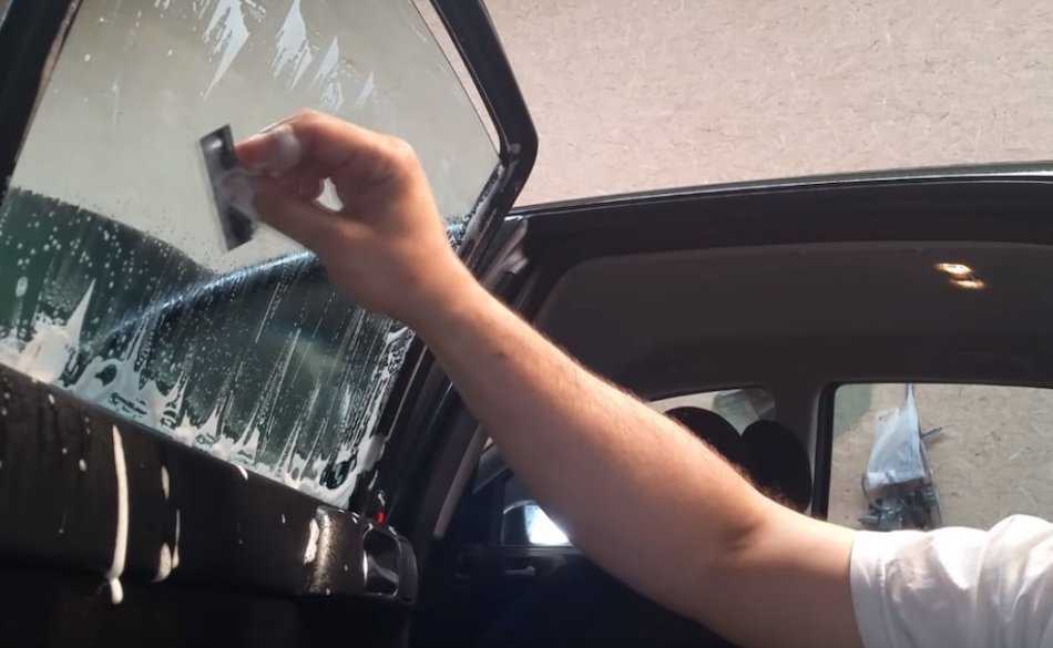 Тонировка автомобиля (видео) и тонировка стекол (фото) Тонировка стекол автомобиля своими рукам Тонировка стекол автомобиля, без сомнений, является важным