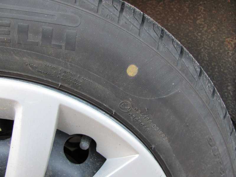 Маркировка шин, зачем имеются цветные точки и полоски на протекторе