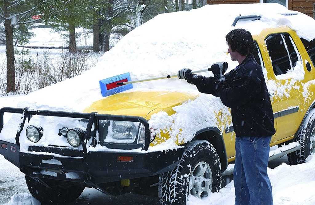 Как правильно очищать автомобиль от снега / автобегиннер.ру