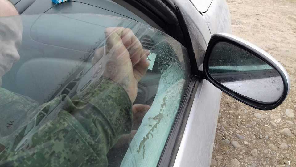 Как убрать тонировку со стекла машины, чем удалить старую пленку и остатки клея с автомобиля: советы и рекомендации