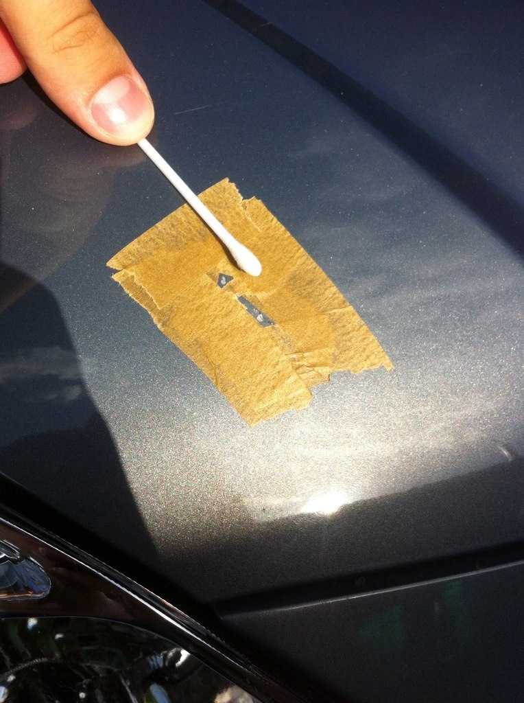 Закрасить царапину на автомобиле своими руками достаточно просто и недорого.